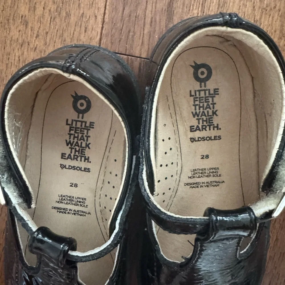 Old soles royal shoe in Black Patent Leather. Like new!!! Size 11US/28EU